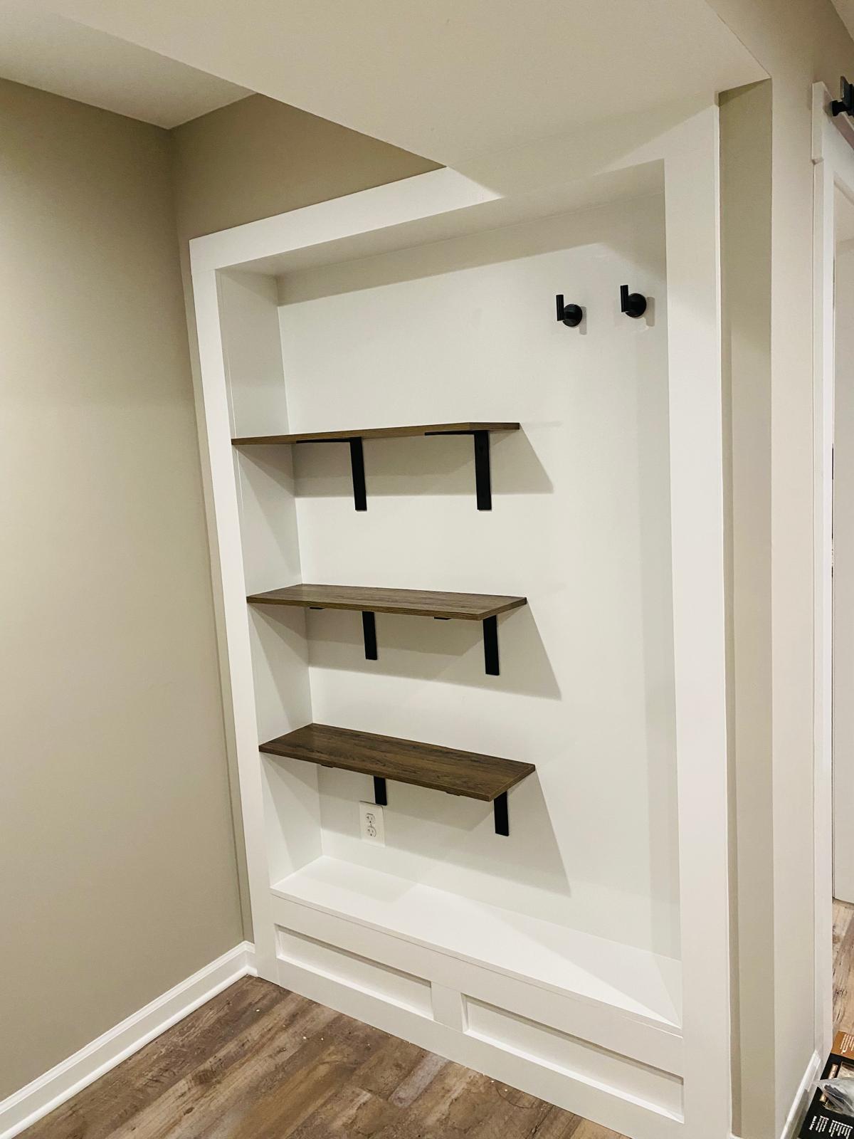 Custom built-in shelving niche